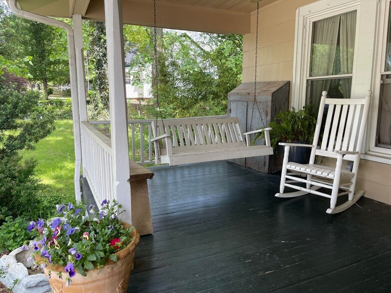 Building Photo - 320 N Poplar St