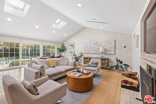 Building Photo - 9418 S 10th Ave