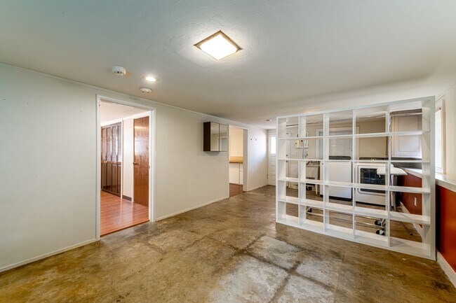 Building Photo - Coming Soon! Lovely Redwood Heights Home w...