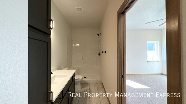 Building Photo - Modern 3-Bed, 2.5-Bath Home in West Sioux ...
