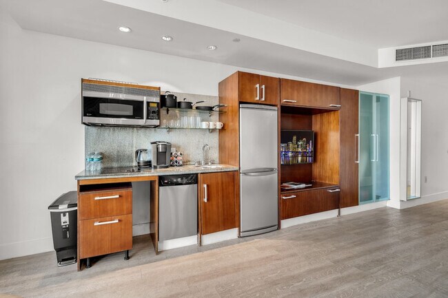 Building Photo - 1001 Collins Ave
