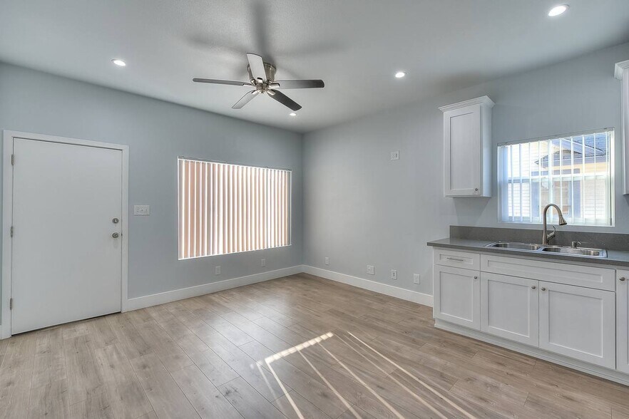 Building Photo - 4284 S Hobart Blvd