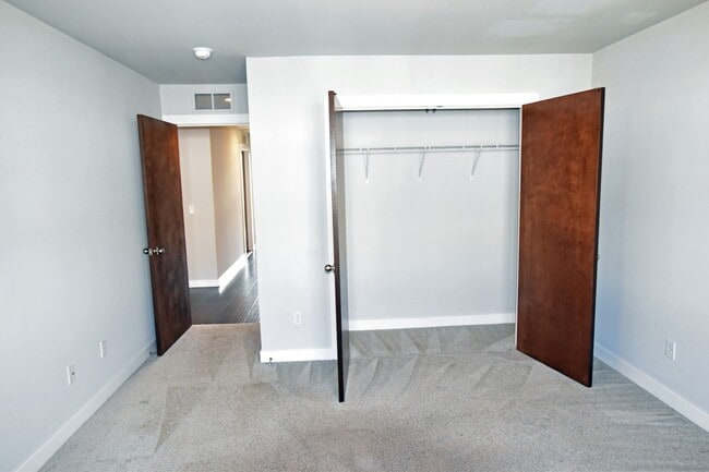 Building Photo - Shelby Twp - 3 Bedrooms, 2.5 Baths Townhouse, 2-Car Garage near Stony Creek Park