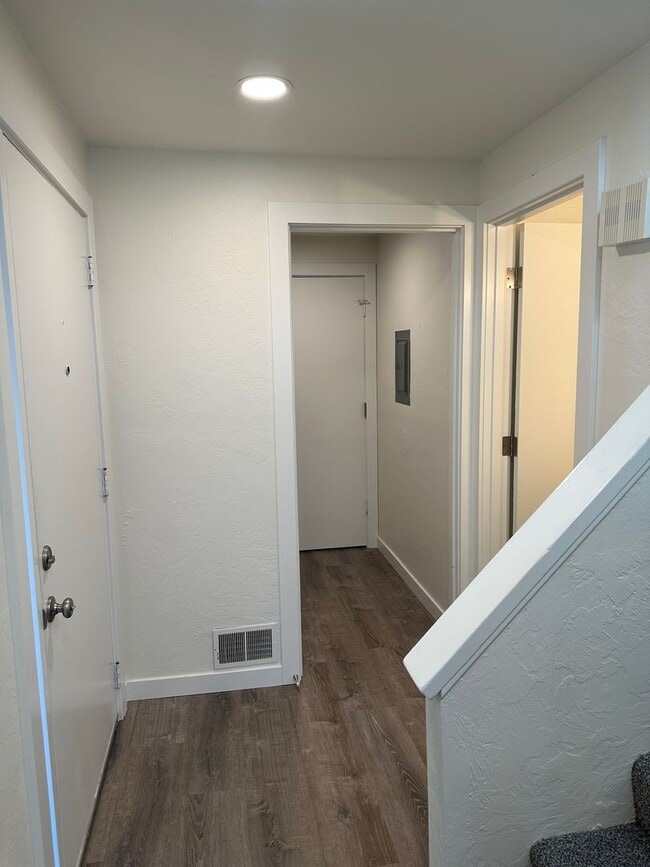 Building Photo - Beautifully updated 3 bedroom 1.5 bath dup...