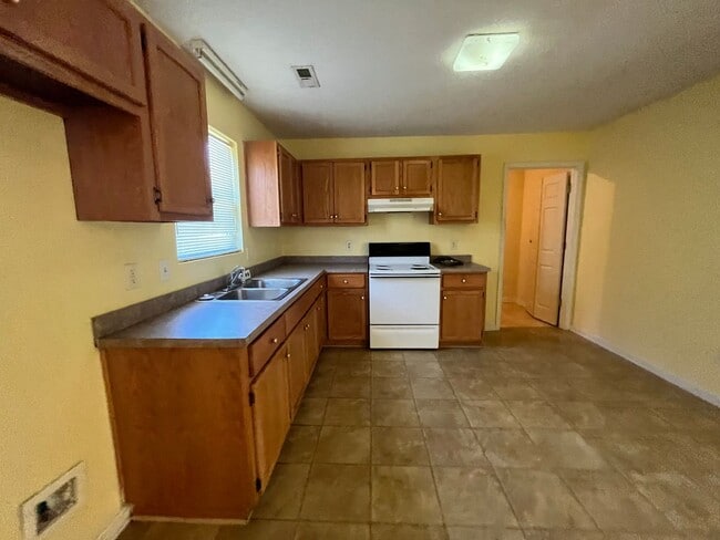 Building Photo - 212 Oak Grove Ave