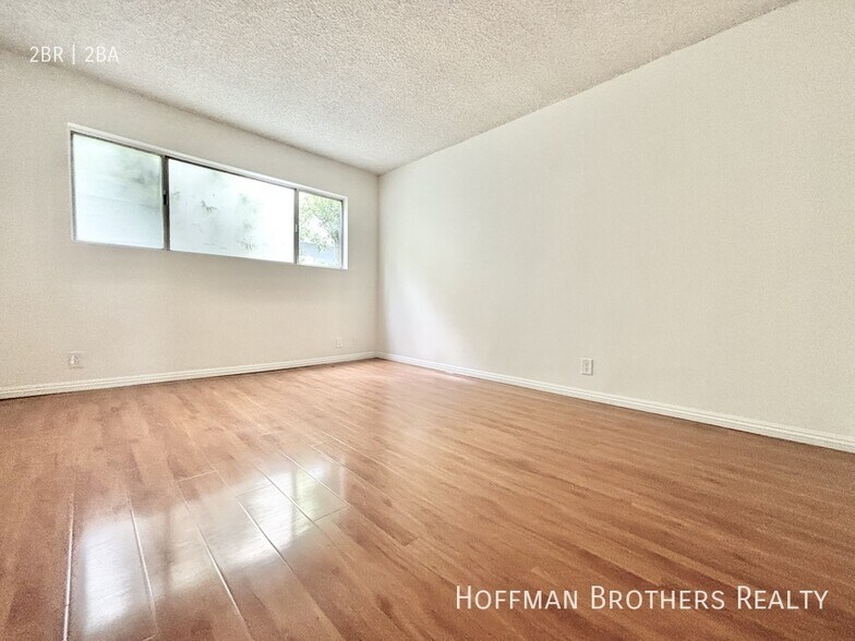 Building Photo - 10535 Lindley Ave