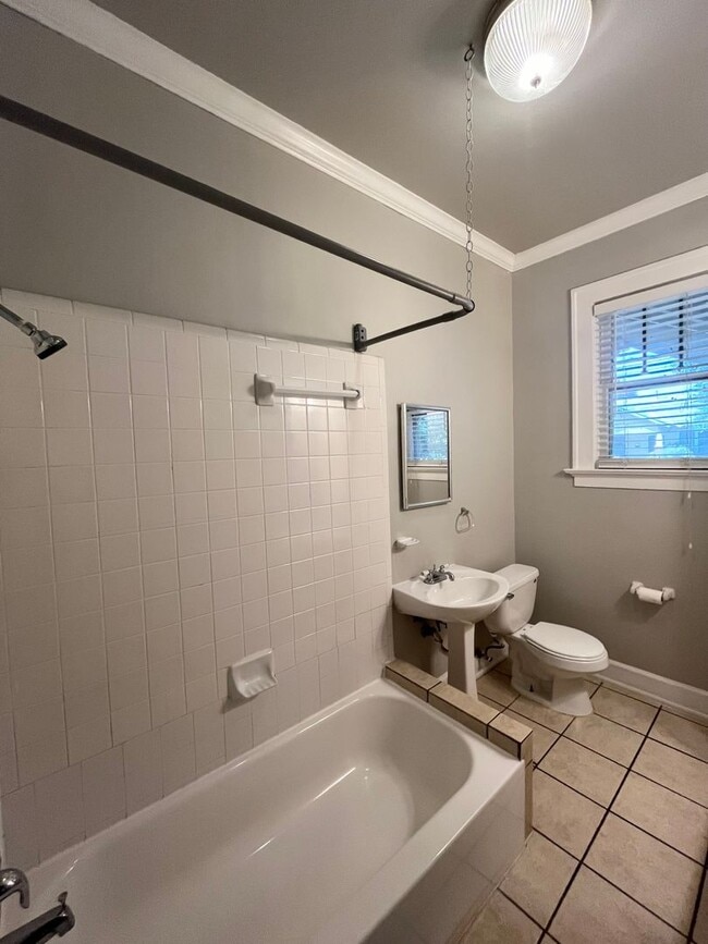 Building Photo - 4bed/2bath corner lot house in Hyde Park