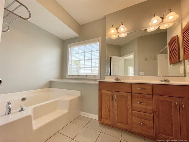 Building Photo - 11 Richmond Park Dr