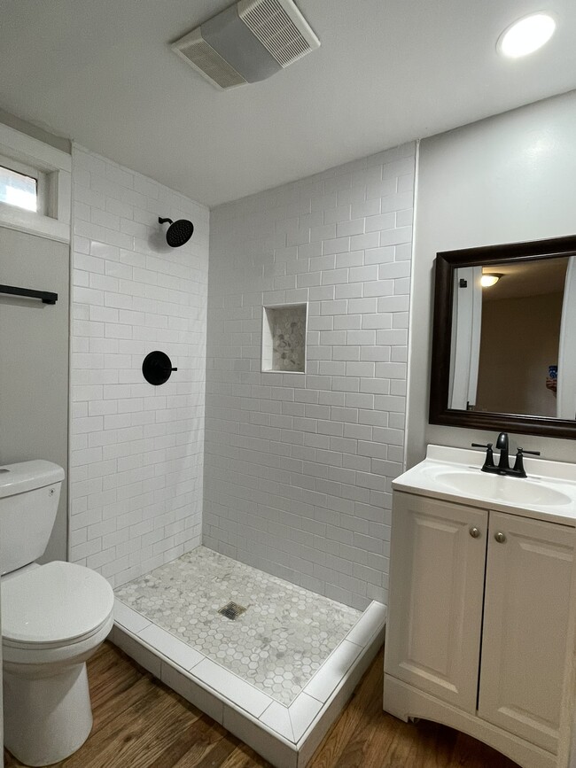 Building Photo - 611 Inglewood Dr