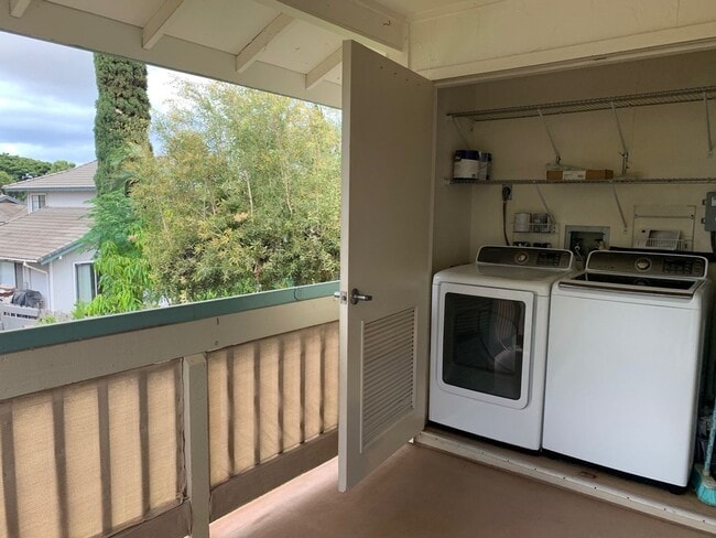 Building Photo - 2 bed 1 bath with 2 assigned parking in Ma...