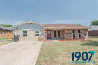 Building Photo - Spacious 5-Bedroom Home in Moore with Rece...