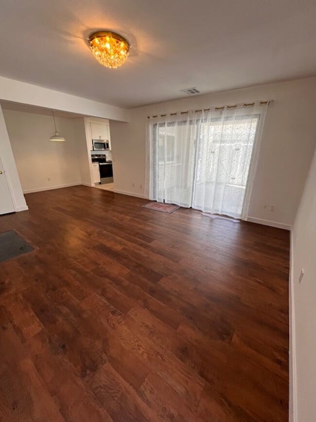 Building Photo - 3 bed 1.5 bath 2 story condo in Park Place...