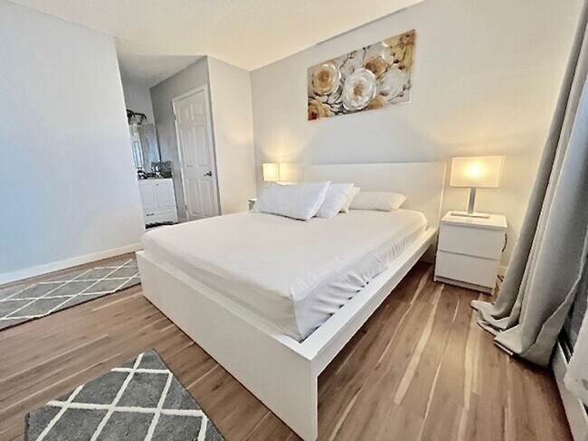 Building Photo - Furnished Cozy 1 Bedroom / 1 Bath Condo - ...