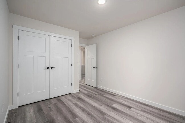 Building Photo - 2025 Built Townhome - Move-In Ready!