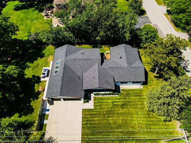 Building Photo - 3825 Maple Ave