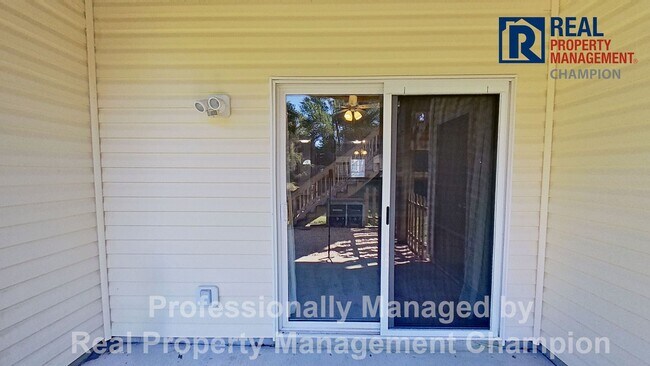 Building Photo - Ground Level Condo with Community Pool