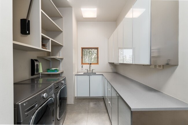 Building Photo - 875 Camino Francisca