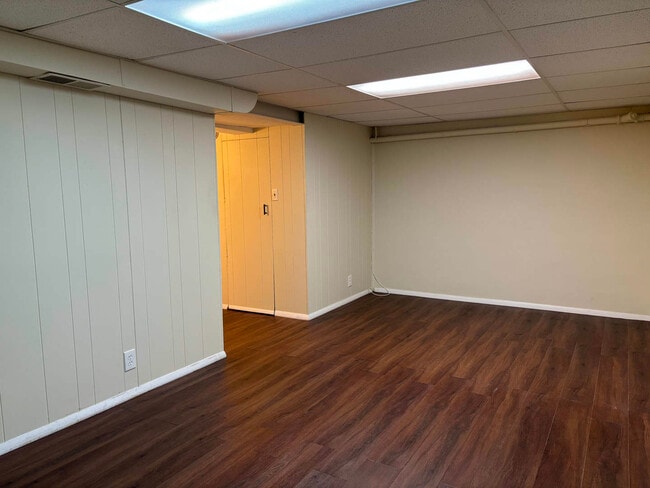 Building Photo - 558 Green Bay Rd