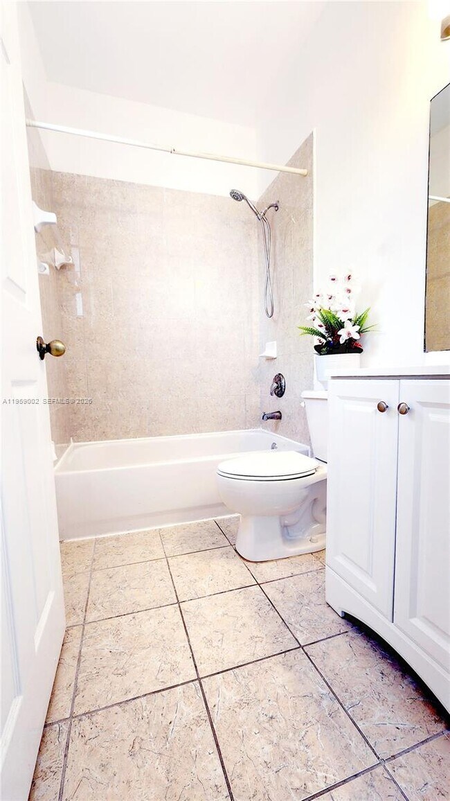 Building Photo - 741 SE 2nd St