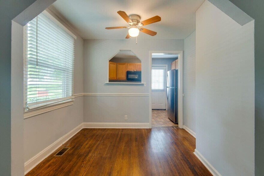 Building Photo - 1215 Kenmore Pl