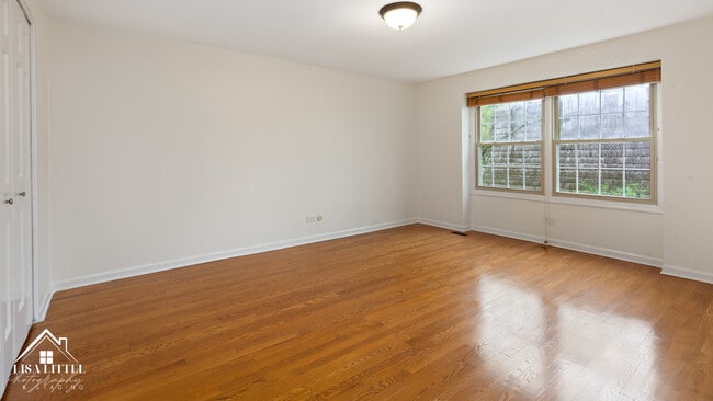 Building Photo - 2S661 Ave Normandy W