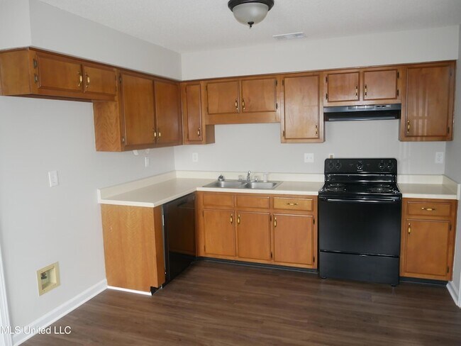 Building Photo - 6525 Lynnfield Rd