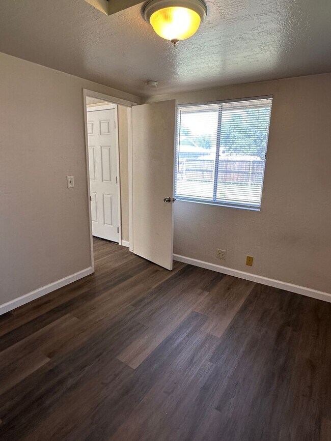 Building Photo - 1 Bedroom 1 Bath House!