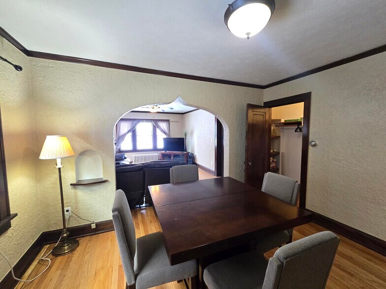 Building Photo - 1913 Douglas St