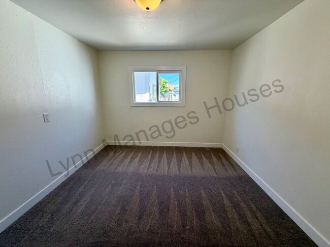 Building Photo - Updated Single Family Home with Fenced Yard