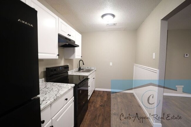 Building Photo - Recently renovated 1 bed, 1 bath apt - washer, dryer and utilities included!!