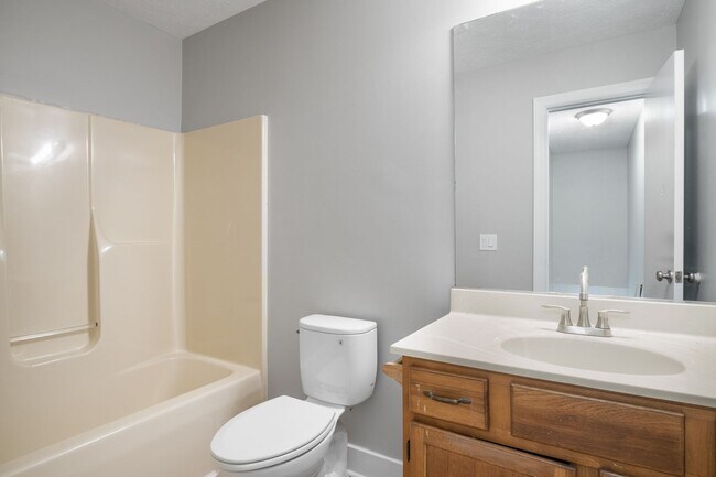 Building Photo - 3 bed/ 2 1/2 bath pet friendly fenced yard