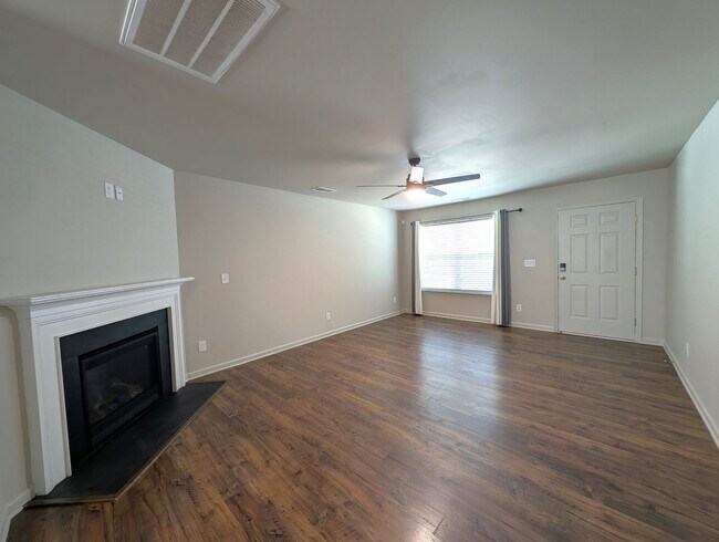 Building Photo - Charming home located in the Apple Creek Community in Dallas NC!