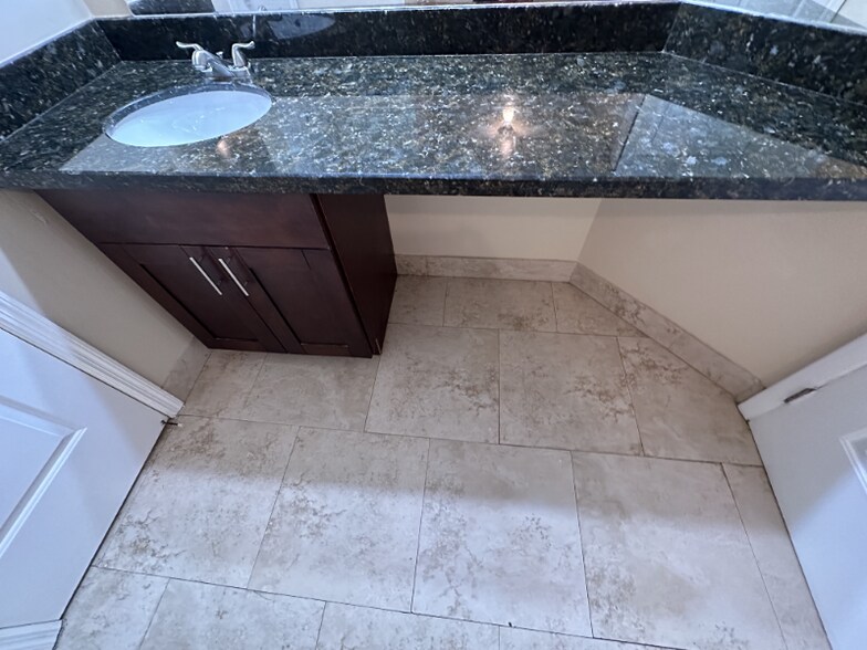 Building Photo - 2881 N Oakland Forest Dr