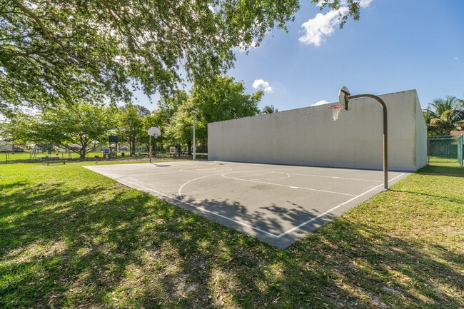 Building Photo - 178 Pinewood Ct