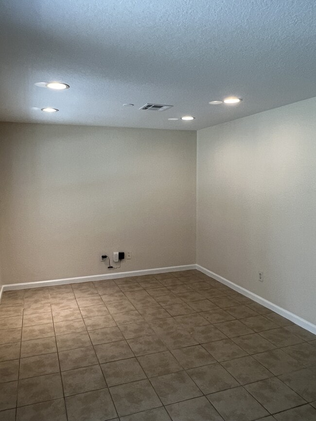 Building Photo - 6039 E Adams St