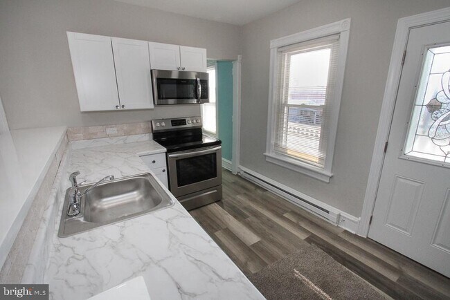 Building Photo - 700 Main St