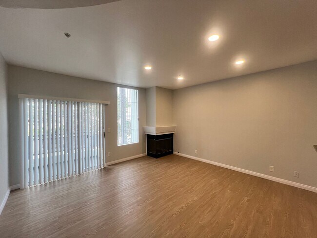 Interior Photo - 16070 Sunset Blvd