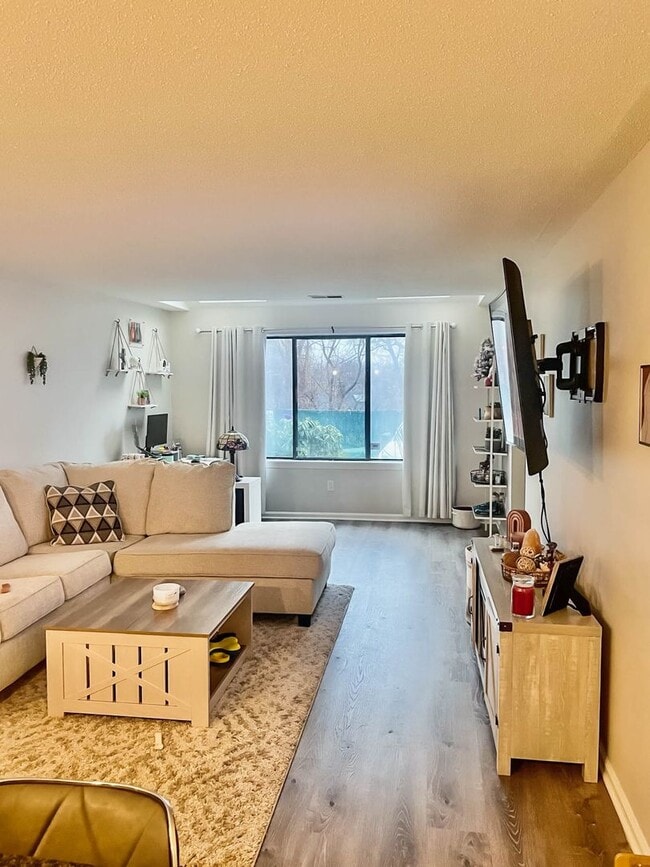 Building Photo - 1 Bed Condo w/ Laundry and Parking