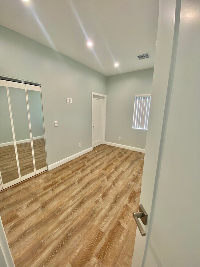 Building Photo - 1608 W Clark Ave