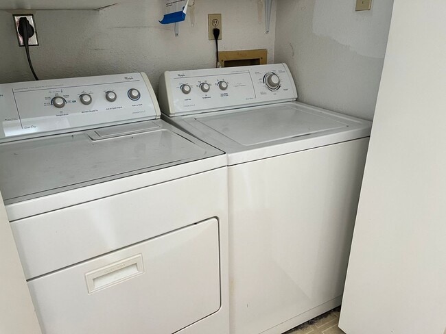 Building Photo - Cute 1/1 Close to Downtown!!