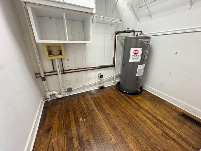 Building Photo - Medical District Location, Fenced Yard, an...