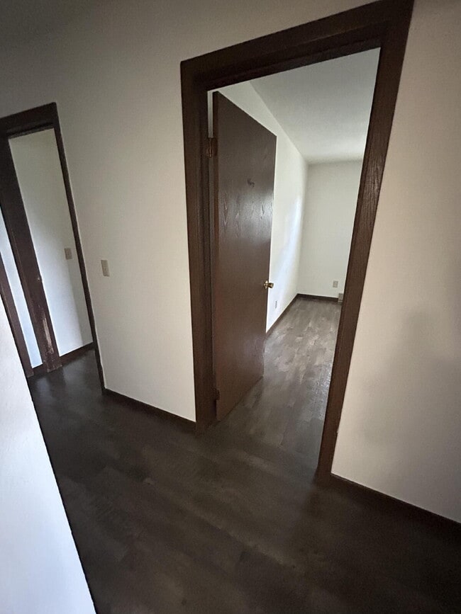 Building Photo - 3 Bedroom Duplex with Attached Garage & La...