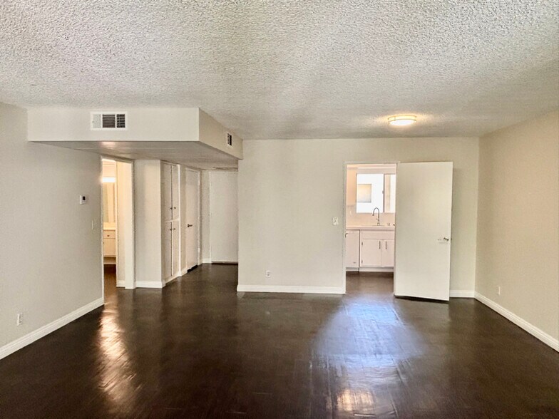 Building Photo - 17440 Burbank Blvd