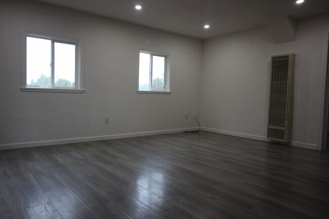 Building Photo - 672 Irwin Ln