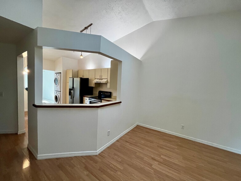 Building Photo - 1966 Sixty Oaks Ln