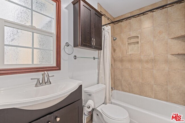 Building Photo - 1330 S Barrington Ave