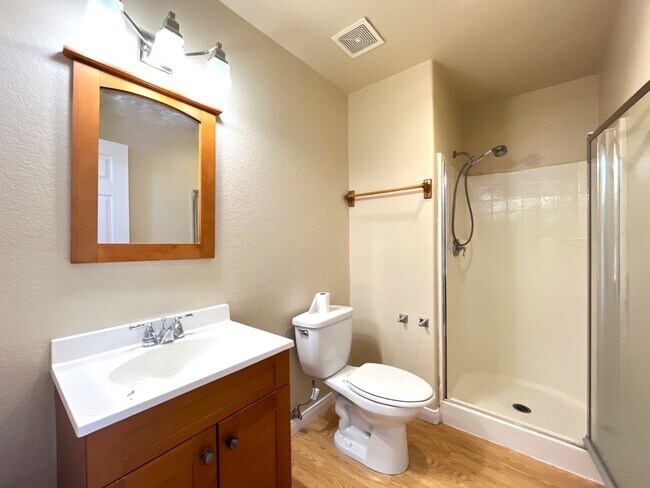 Building Photo - 4 bed, 3 bath located in Corona, CA!