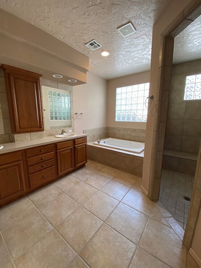 Building Photo - Beautiful home in The Boulders at Sonoma Ranch ***55 Plus Community***