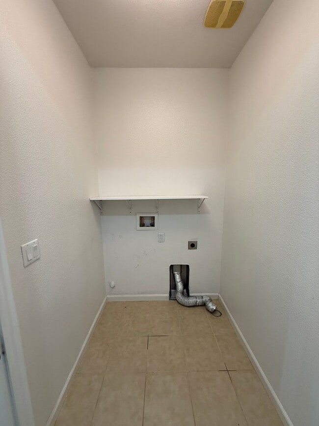 Building Photo - Corner Lot