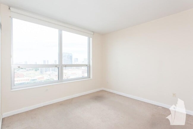Building Photo - 1 bedroom in Chicago IL 60654